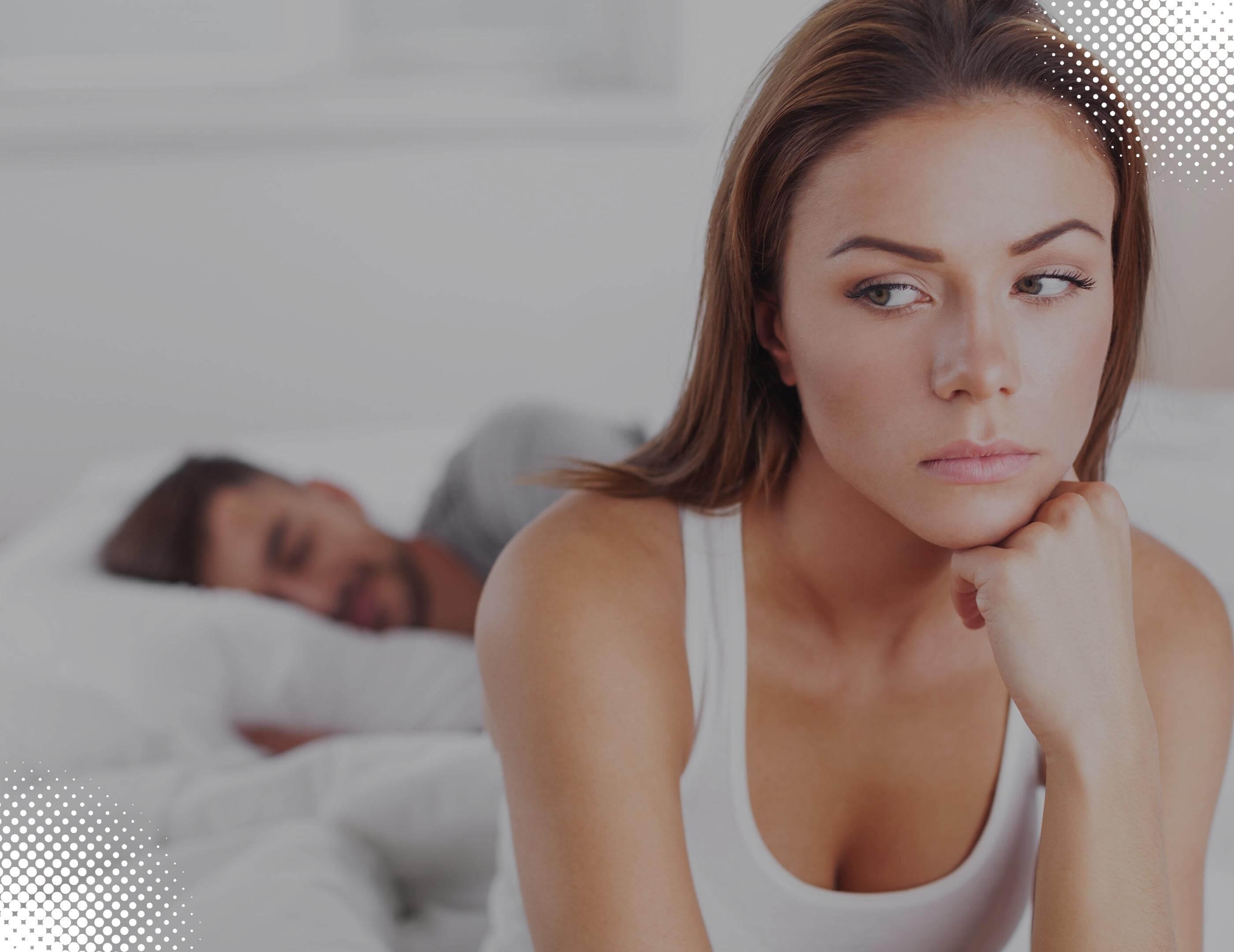 Pareja en la cama hablando sobre eyaculación precoz y cómo evitarla - La Pepa